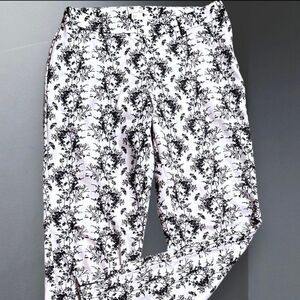 H&M Women's Black & White Floral Print Ankle Pants, Size 6, EUC
